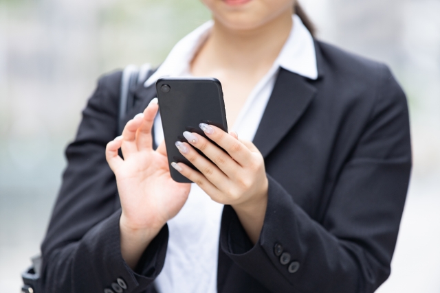 woman-using-smartphone